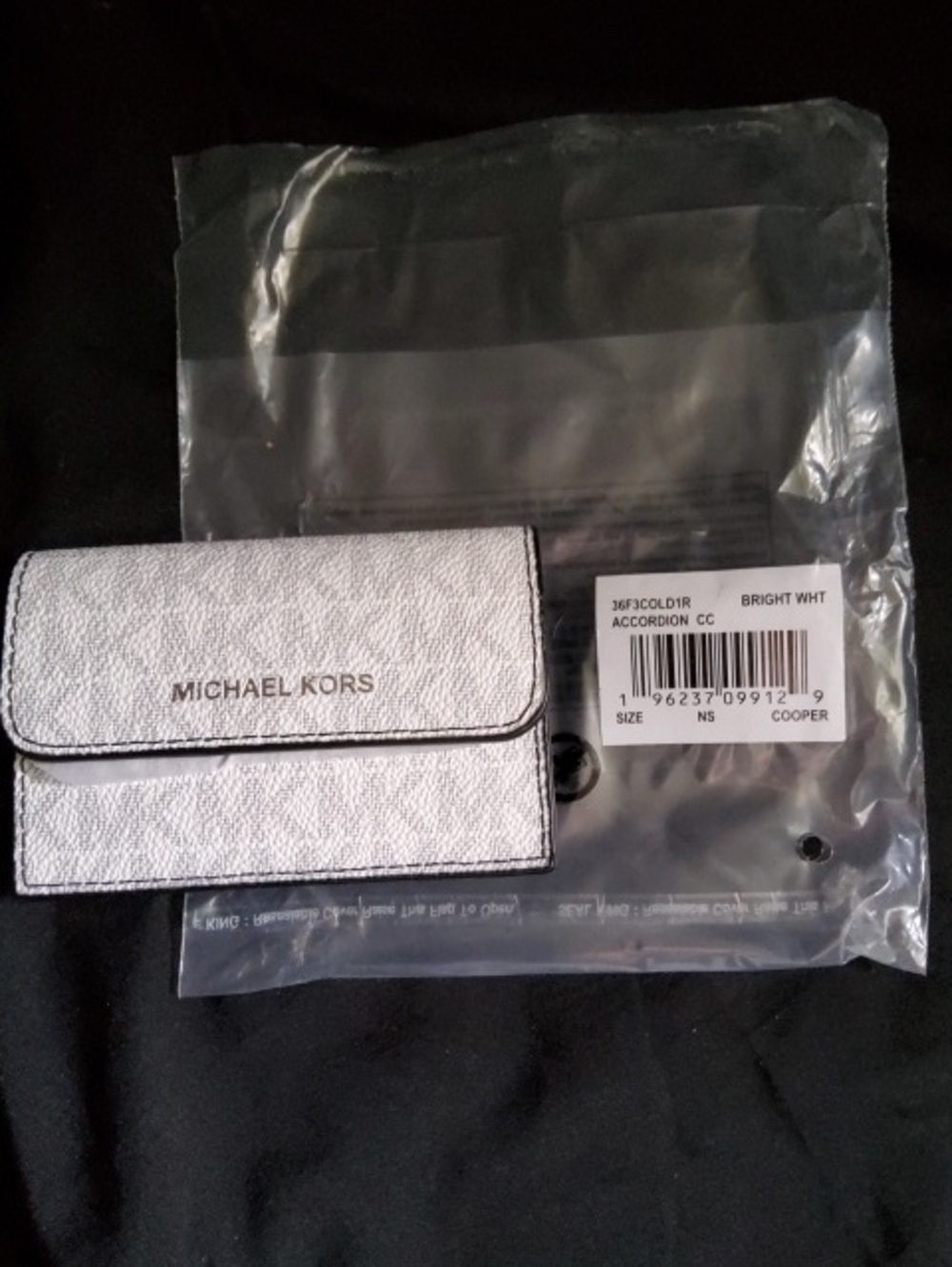 NEW Michael Kors Bright White Textured Accordion Card Case